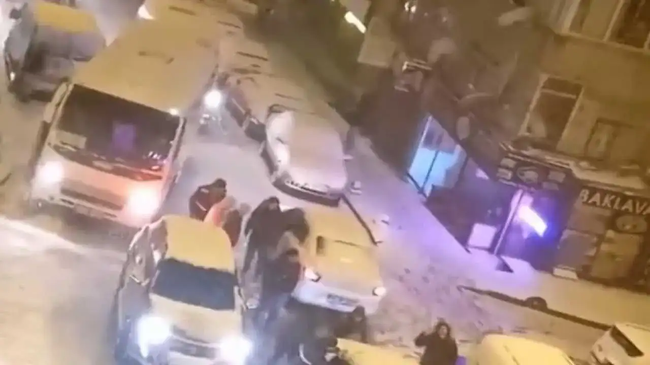 Kar İstanbul’u Teslim Aldı: Valilik Trafik İçin Düğmeye Bastı! 4